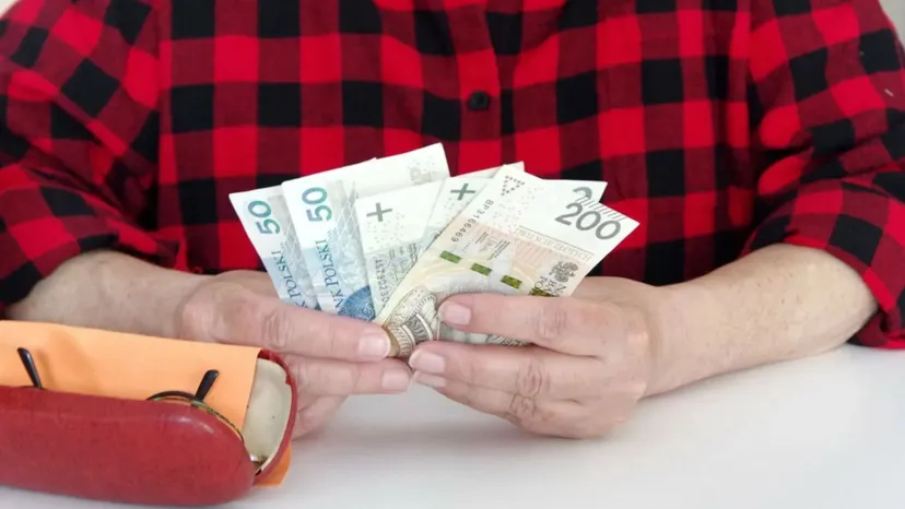Poczta Polska podnosi opłatę za doręczanie emerytur i rent. Seniorzy płacą więcej niż kiedykolwiek