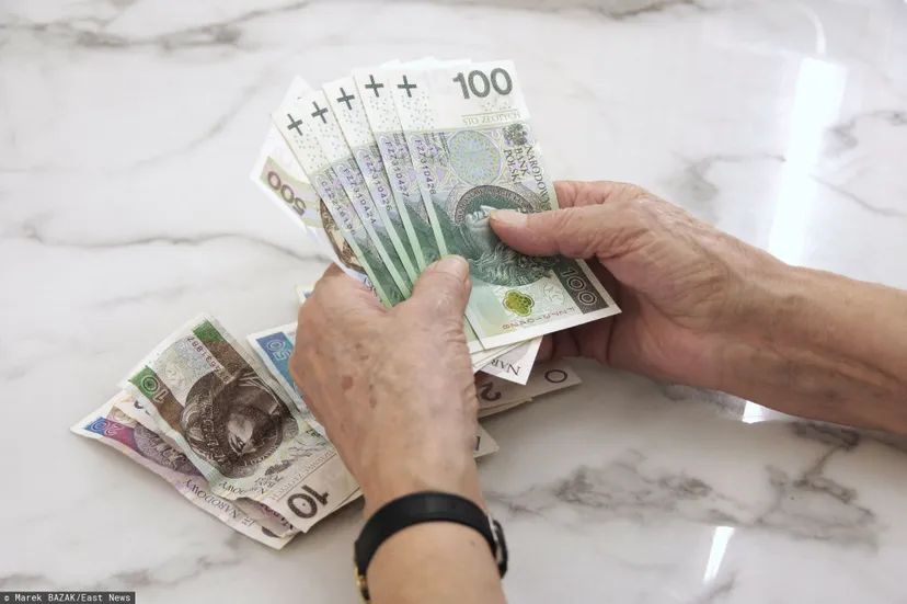 Do 15 czerwca dodatkowe 288 zł wpłynie na konta emerytów. Nie wszyscy się załapią
