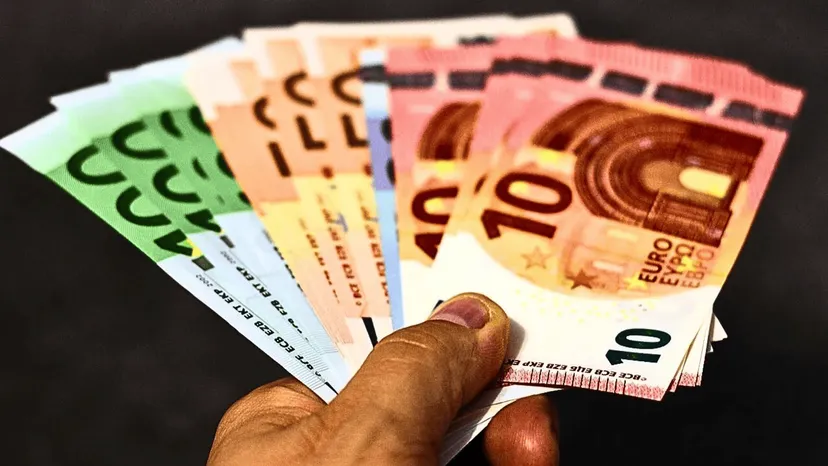 Euro zamiast złotego? UE wyczekuje decyzji Polski. Minister finansów jednoznacznie