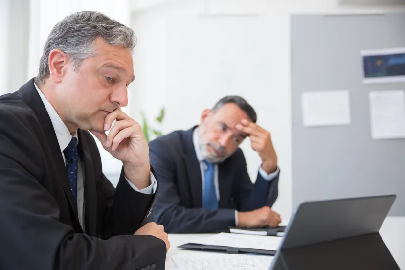 Zwolnienie z pracy za zbyt wczesne przychodzenie do biura? Pracownicy często żyją w błędzie
