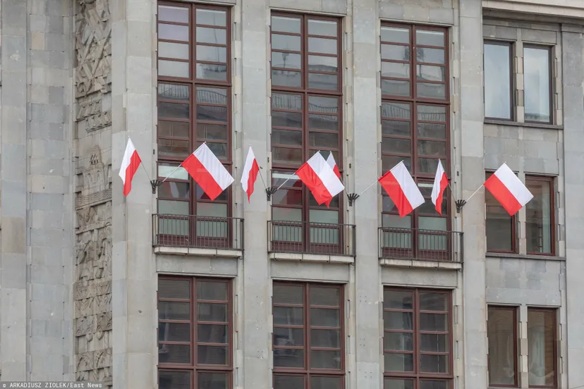 W tym przypadku wywieszenie flagi na 11 listopada skończy się mandatem. Przepisy jasno wskazują