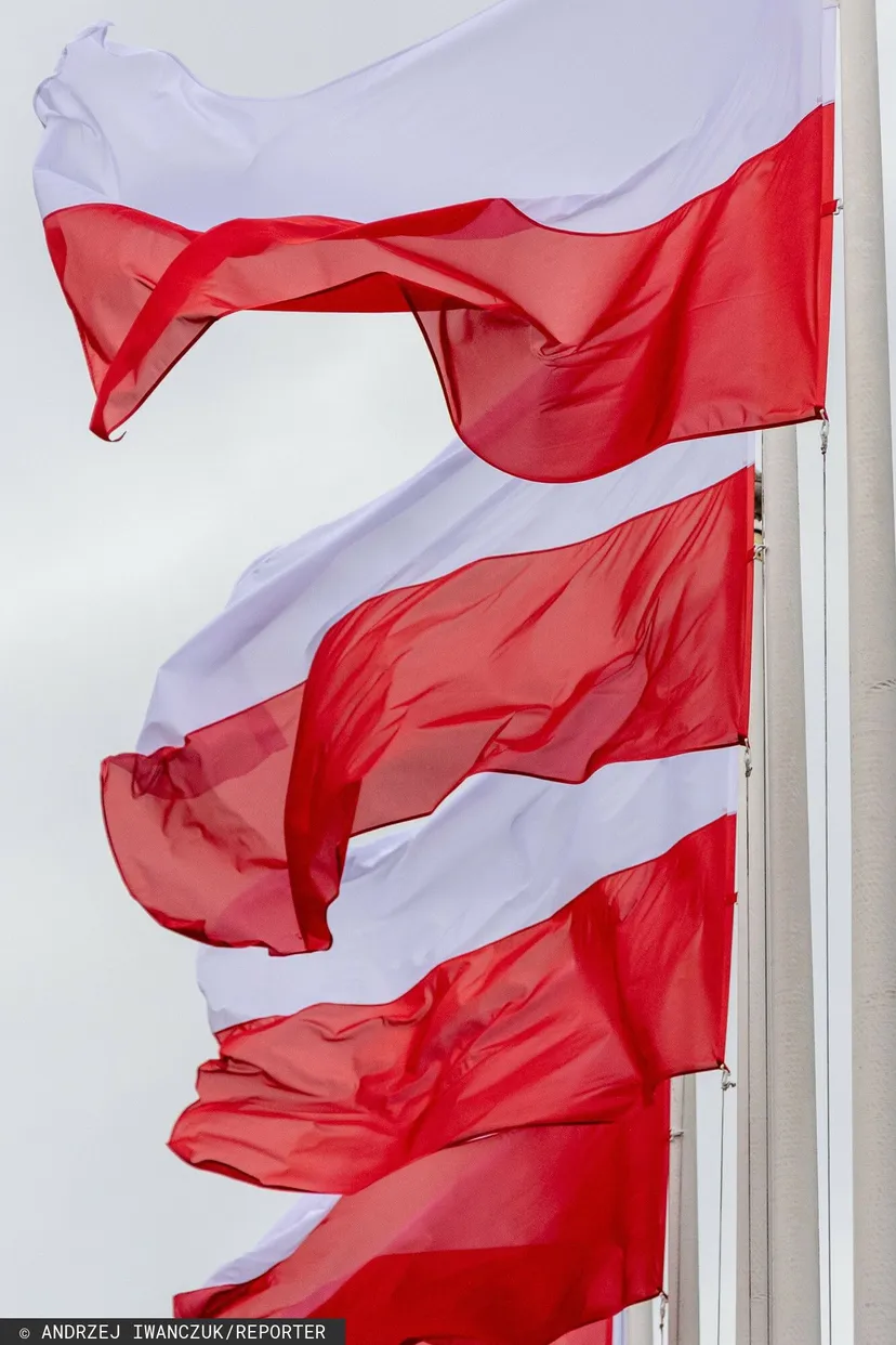 W tym przypadku za wywieszenie flagi narodowej można dostać mandat. Przepisy jasno to regulują