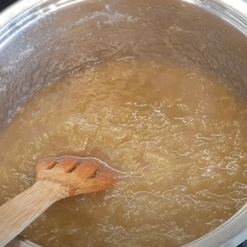 Co roku o tej porze robię dżem z rabarbaru. Do naleśników i racuchów nie ma niczego lepszego