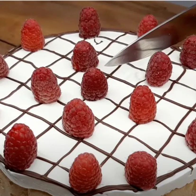 Układam obok siebie biszkopty i zawijam je z kremem i owocami. Moje ciasto bez pieczenia to hit sezonu