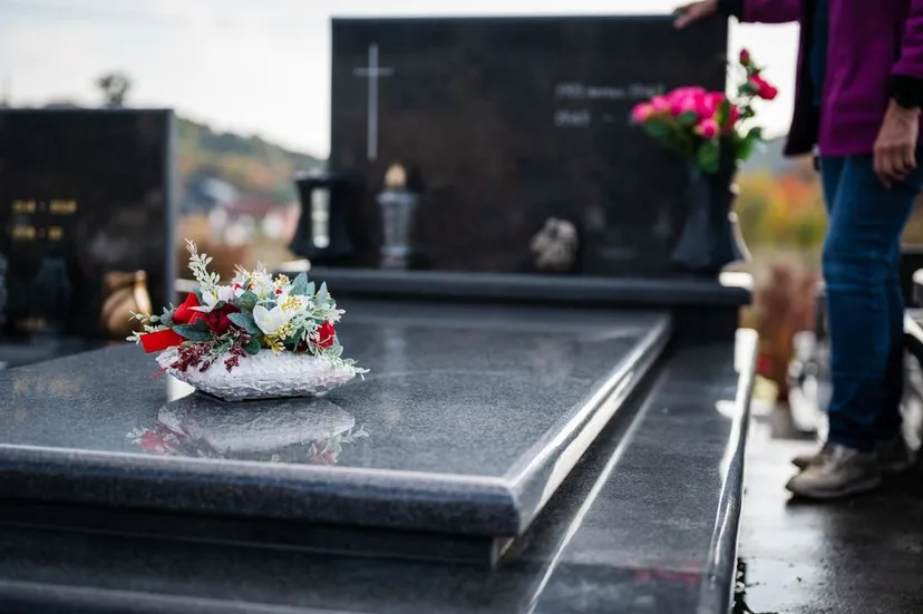 Wiemy, jak wygląda grób Jana Kulczyka. Uwagę przyciąga ten jeden szczegół