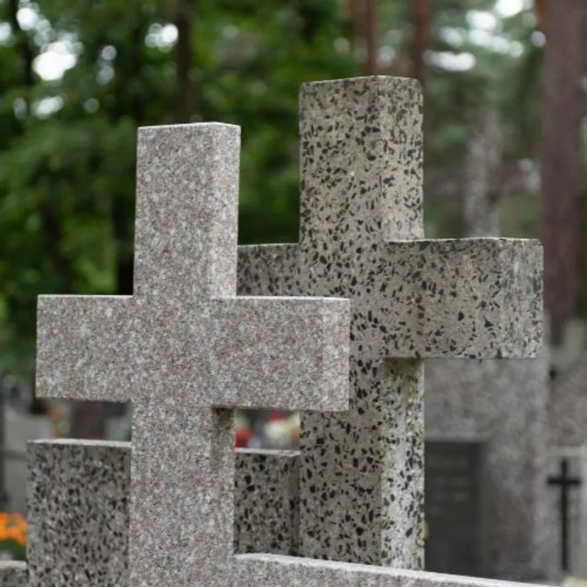 Nawet kilkaset złotych za sprzątanie grobu. Tyle kosztują usługi przed 1 listopada