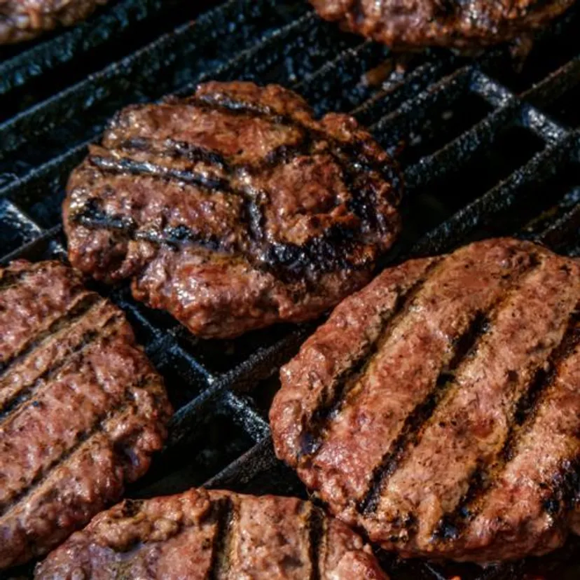 Dziś swoje święto ma kultowa kanapka. 28 maja obchodzimy Światowy Dzień Hamburgera