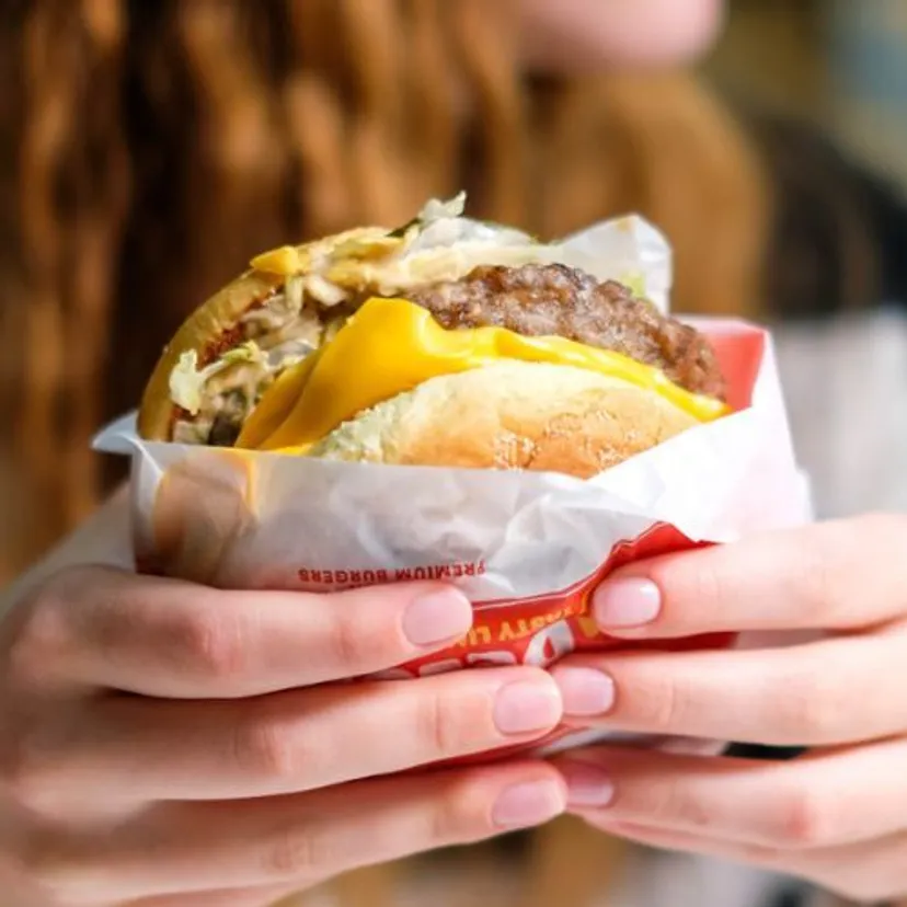 „Nadal robimy to lepiej. Tylko ostrzej” MAX Premium Burgers prezentuje nowego Burgera Rywala