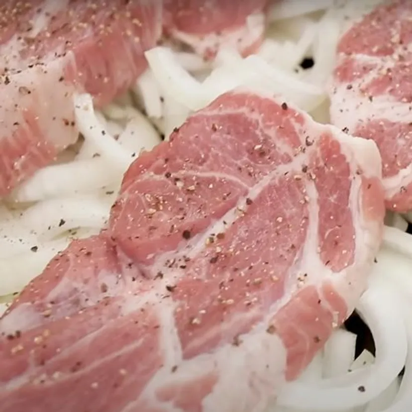 Pokrój karkówkę, ułóż na cebuli i wstaw do piekarnika. Rodzina ciągle prosi o ten obiad