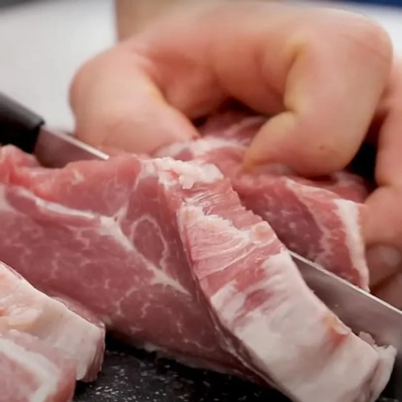 Pokrój karkówkę, ułóż na cebuli i wstaw do piekarnika. Rodzina ciągle prosi o ten obiad