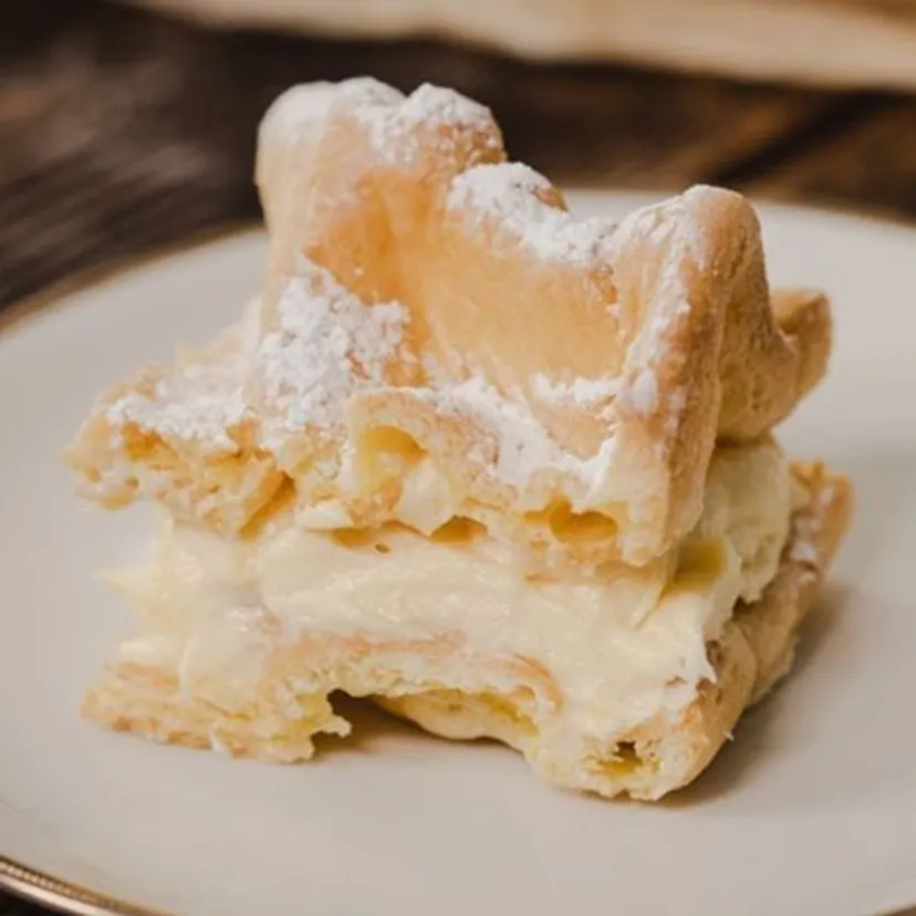 Budyniowa, ale nie za słodka. Karpatkę bez pieczenia zrobisz w 20 minut