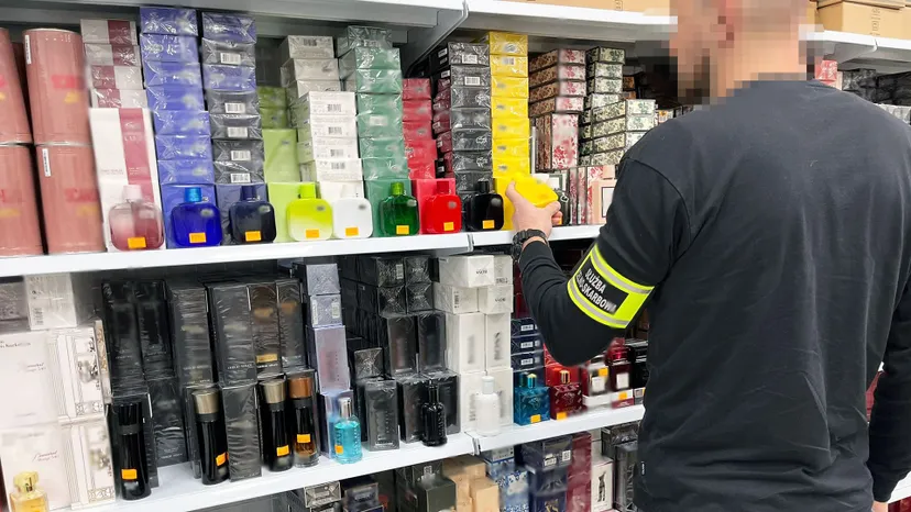 Gigantyczny nalot skarbówki na centrum handlowe. Zabezpieczono prawie 158 tys. sztuk towaru