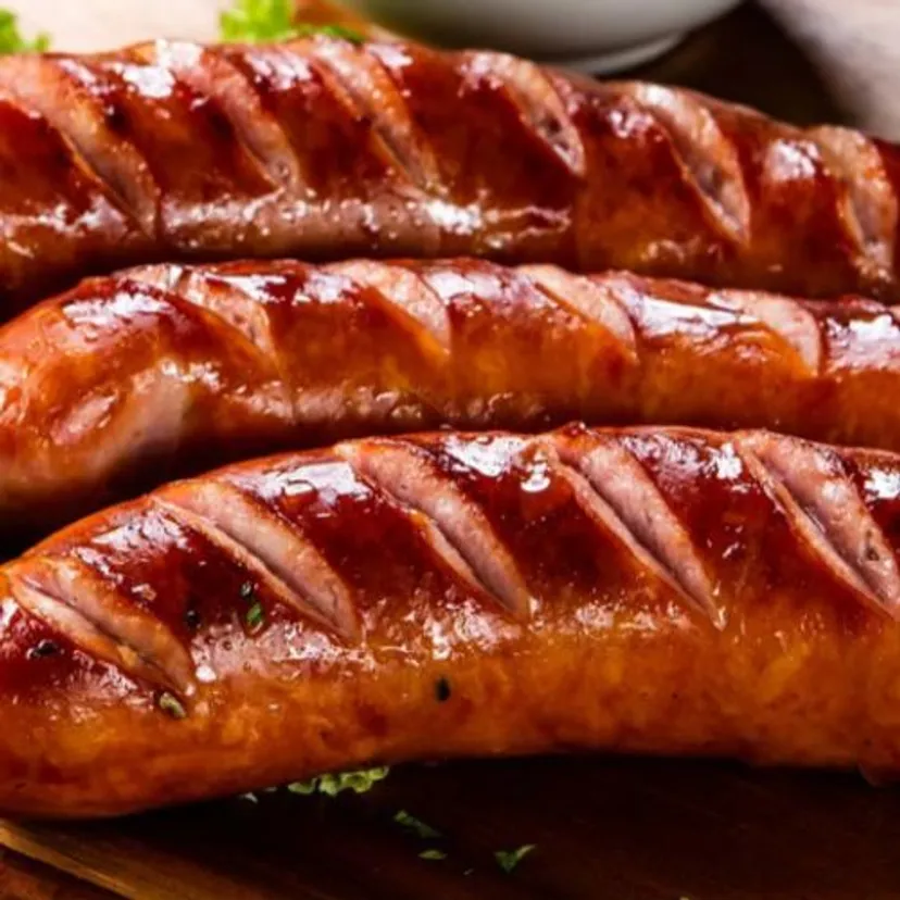 Ponacinaj kiełbasę, zalej marynatą i upiecz. Ta wersja smakuje lepiej niż z grilla