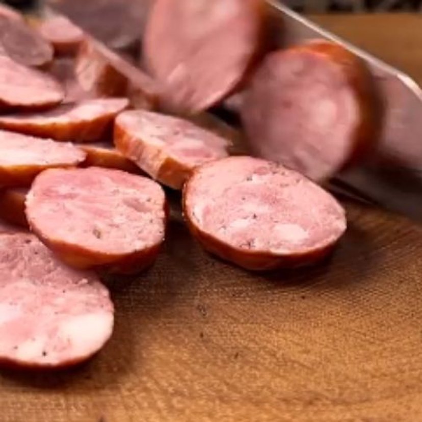 Kroję kiełbasę i ziemniaki, a potem wszystko wrzucam na jedną patelnię. Ostatnio to mój ulubiony obiad
