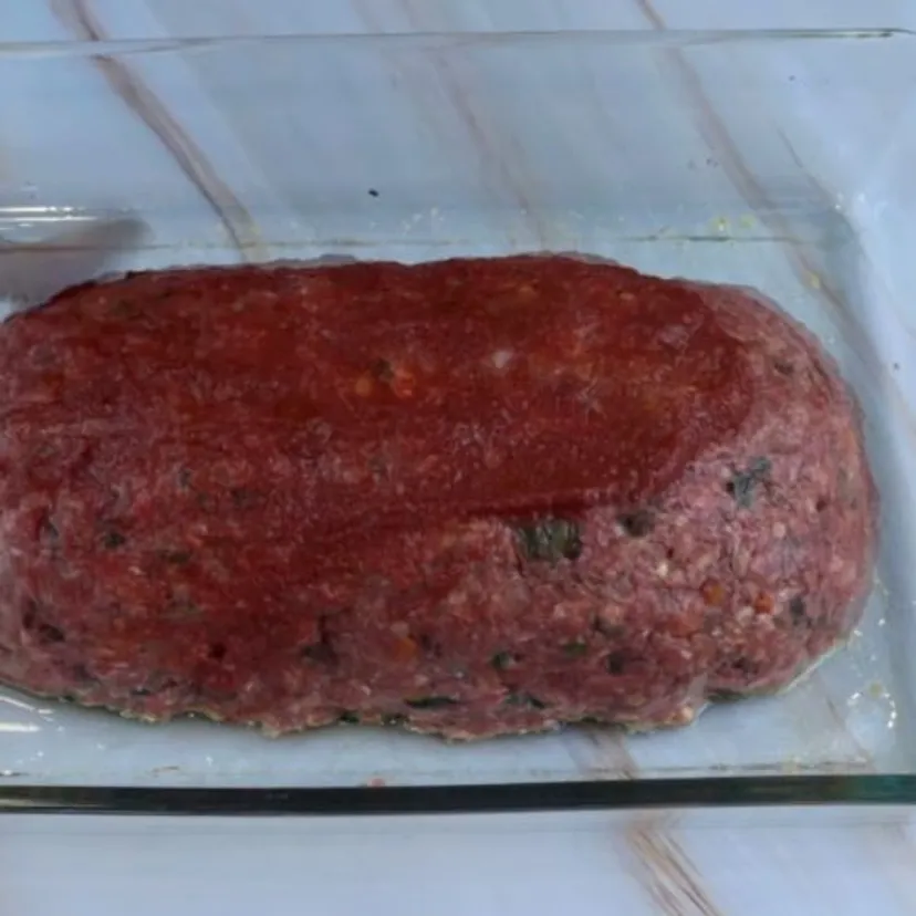 Uformuj mięso mielone i ułóż na nim jajka. Moja rodzina prosi mnie o to danie w każdy weekend