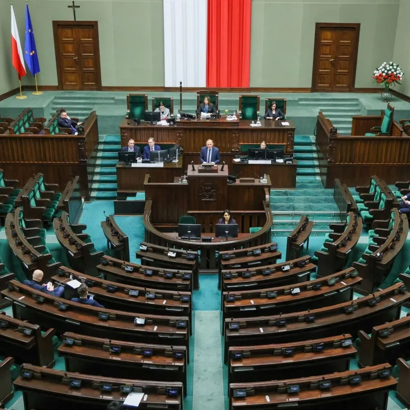 Konfederacja z KO czy prawicowy blok? Polacy wskazali, jaka koalicja będzie najlepsza dla Polski