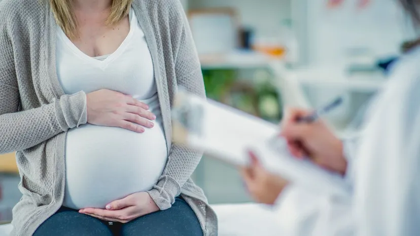 Zwolnienie lekarskie z kodem B. Wtedy pracownik otrzymuje specjalną ochronę