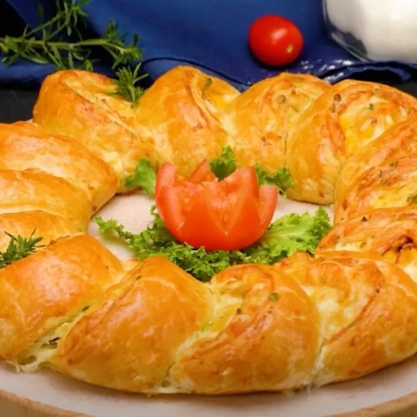 Zawijam szynkę, ser i zioła w ciasto francuskie. Ta kolacja to hit w moim domu