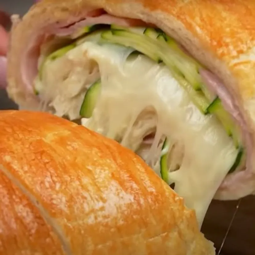 Zawijam szynkę, ser i cukinię w ciasto francuskie. Taką kolację podaję na specjalne okazje