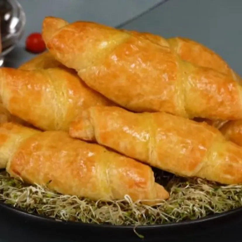 Zawijam ser i szynkę w ciasto francuskie. Ta kolacja jest hitem w moim domu