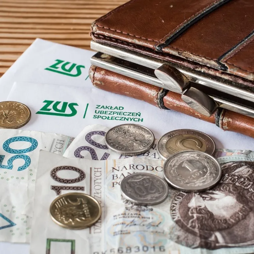 Skończyłaś 56 lat? ZUS wypłaci ponad 4200 zł świadczenia przedemerytalnego. Wystarczy spełnić 2 warunki
