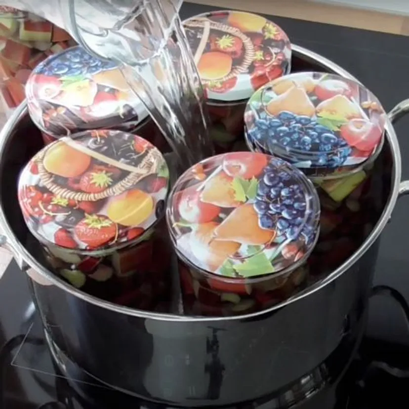 Pakuję rabarbar do słoików i robię kompot na zimę. Rodzina ciągle o niego prosi