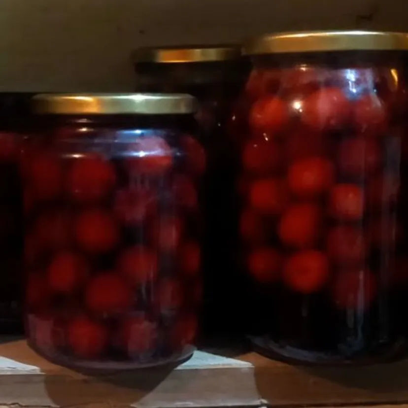 Sąsiadka dała mi przepis na kompot z czereśni w słoikach. Szkoda, że wcześniej nie wiedziałem, jakie to proste