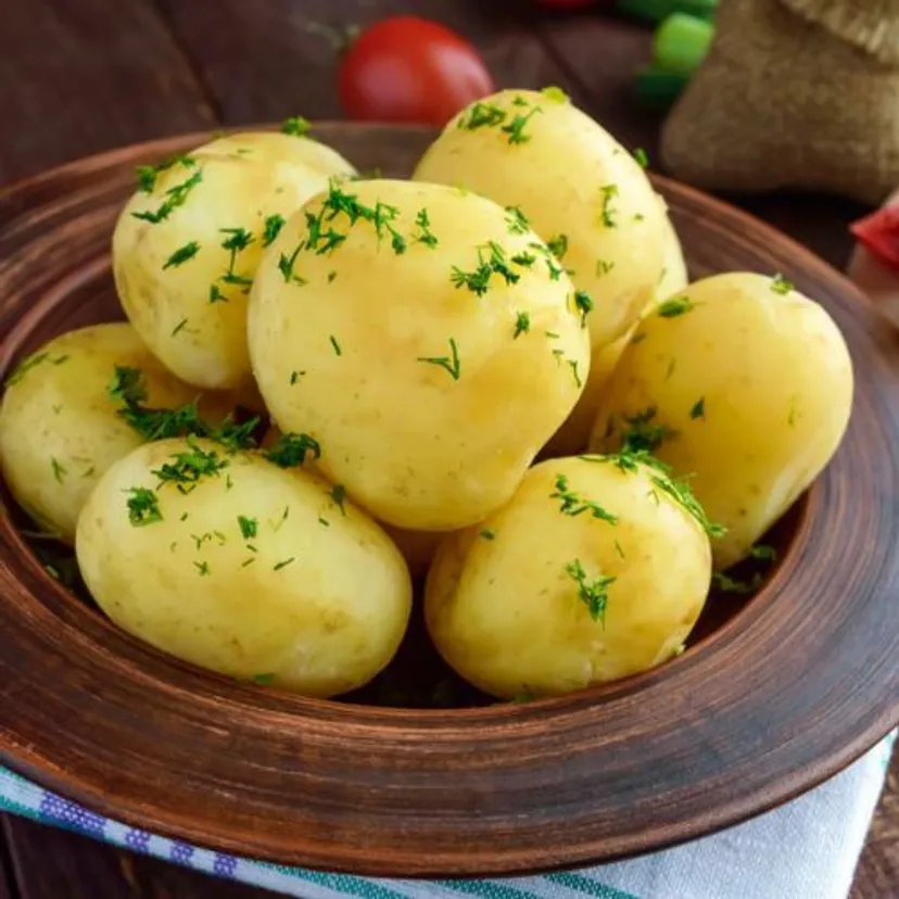 Zawijam w ten sposób koperek i wkładam do lodówki. Dzięki temu pozostaje świeży przez wiele dni
