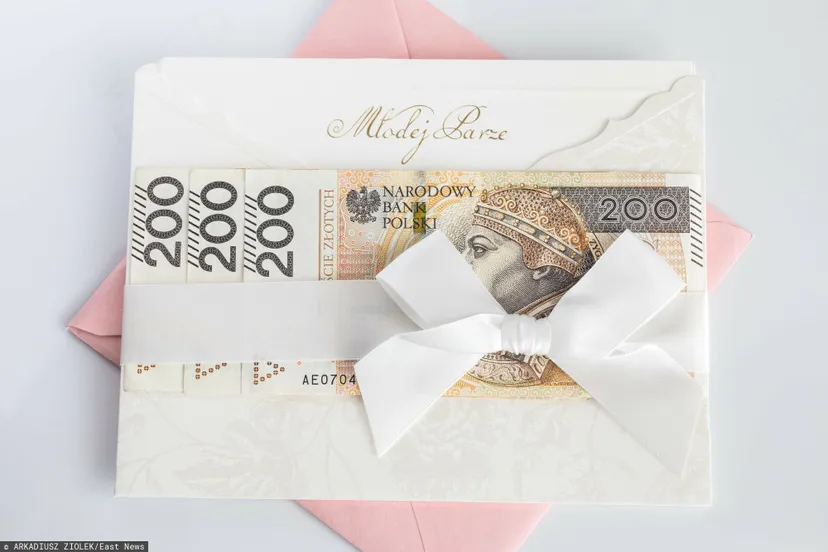 Tyle Czesi wkładają do koperty na wesele. Cena „talerzyka” jest wskazówką