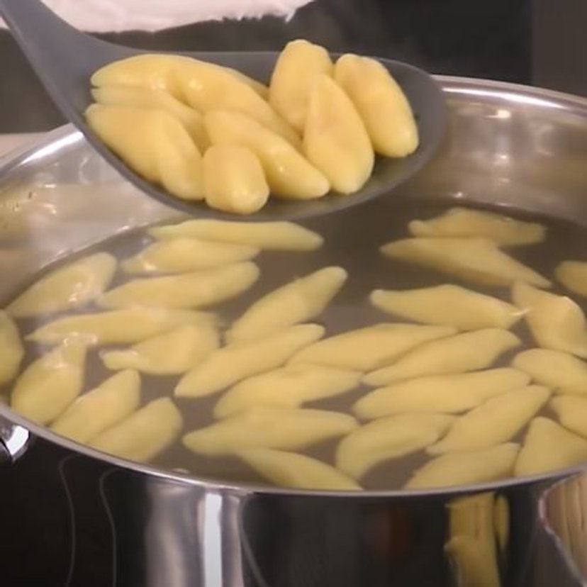 Nie ze skwarkami, nie z tartą bułką. Kopytka polej tą okrasą. Będą lekkie i aromatyczne