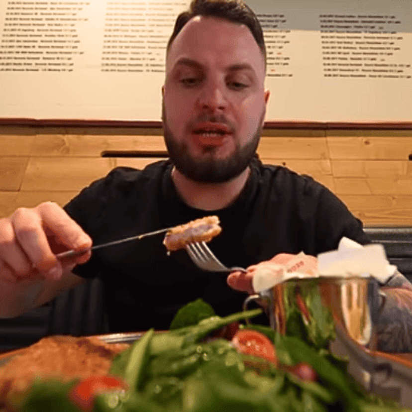 Kupił u Lewandowskiego schabowego za krocie. Kotlet mistrzowski, ale dodatki to rozczarowanie