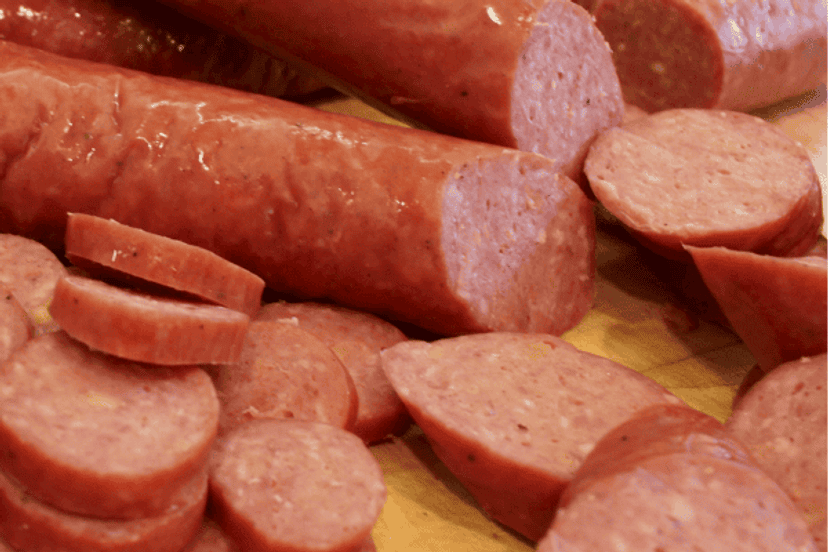 Pokrój ziemniaki, marchew, kiełbasę i wrzuć do garnka. Nie ma szybszego i prostszego patentu na obiad