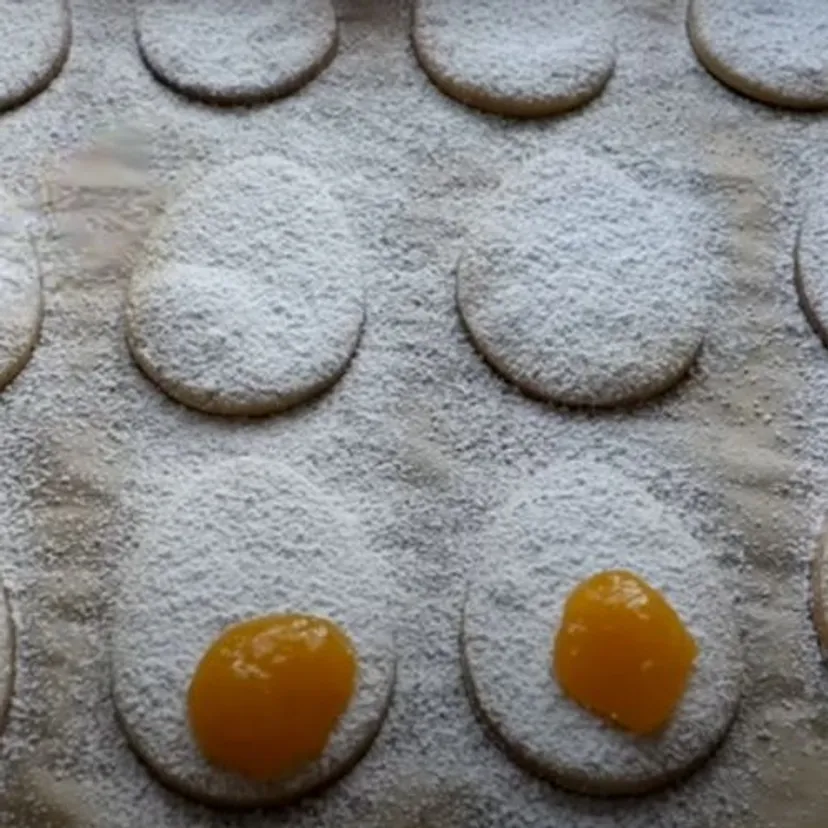 Moja mama co roku robi te kruche ciasteczka na Wielkanoc. Wyglądają jak jajka sadzone