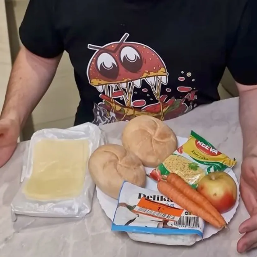 Czy za 5 zł da się kupić jedzenie na cały dzień? Youtuber poszedł do Biedronki i to sprawdził