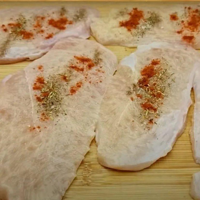 Na filet z kurczaka nakładam aromatyczną pastę zrobioną z pysznych składników. Mega danie