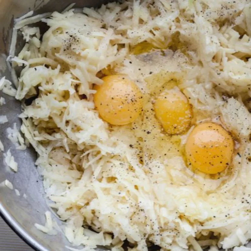 Kuroń wziął kurczaka i ziemniaki i zrobił kotlety po czesku. Ta panierka to mistrzostwo świata