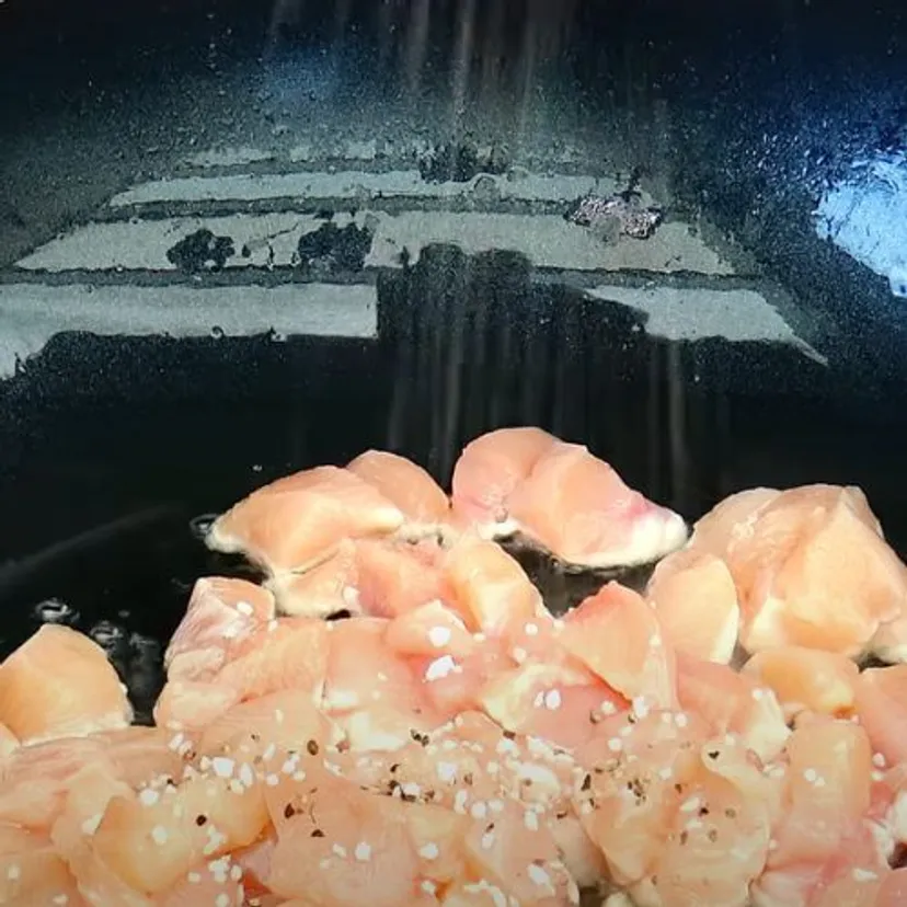 Strzelczyk zalewa makaron kremowym sosem. Ten obiad to mistrzostwo