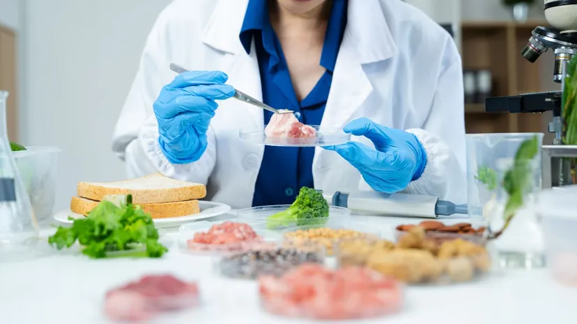 Pilne ostrzeżenie GIS tuż przed majówką. Bakterie w popularnym produkcie mięsnym, pod żadnym pozorem nie jedz