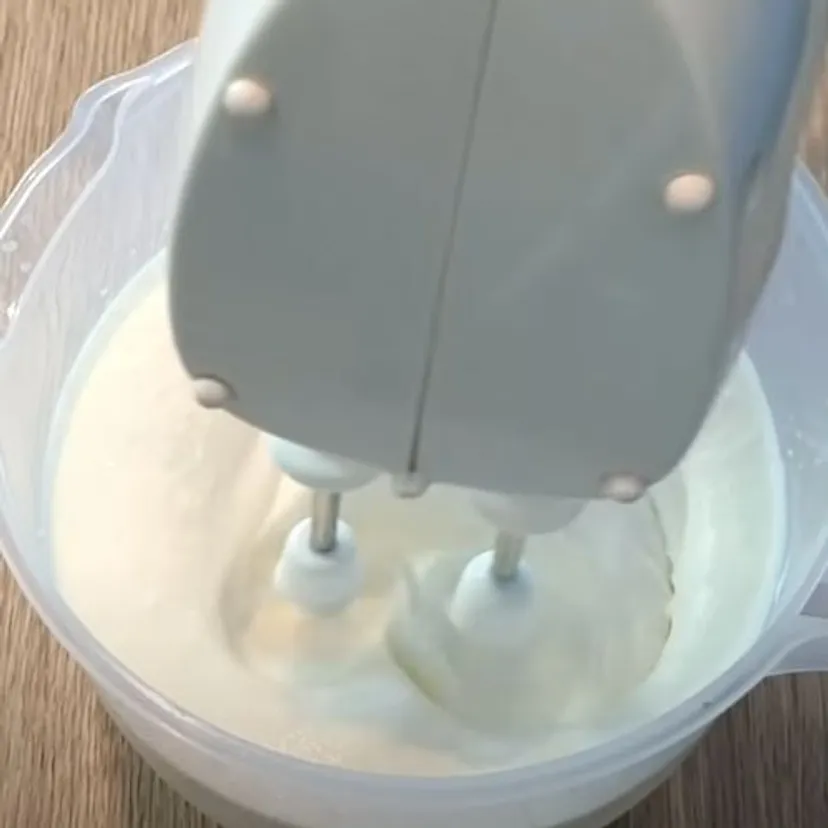 Przekładam herbatniki masą i wrzucam do mrożenia. Dzieciakom te lody smakują bardziej, niż kupne
