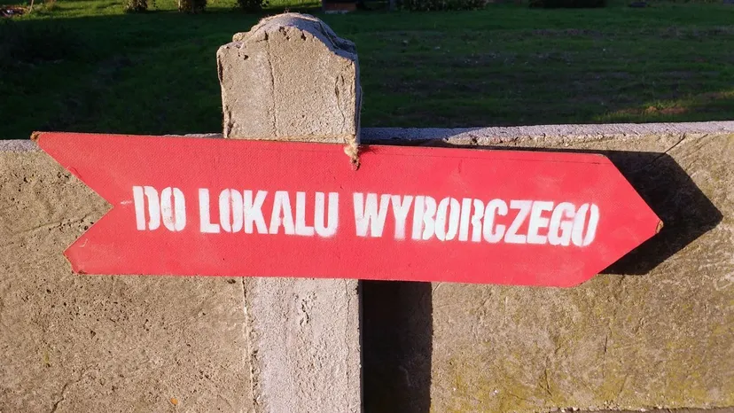 Głosowanie w II turze już trwa. Polonia ustawiła się pod lokalami, padł rekord