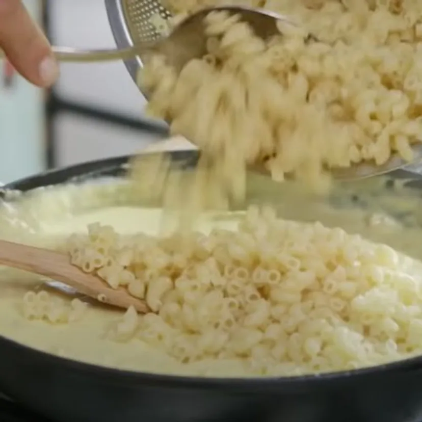Makaron, ser i pieczarki. Okrasa ma własną wersję amerykańskiej zapiekanki