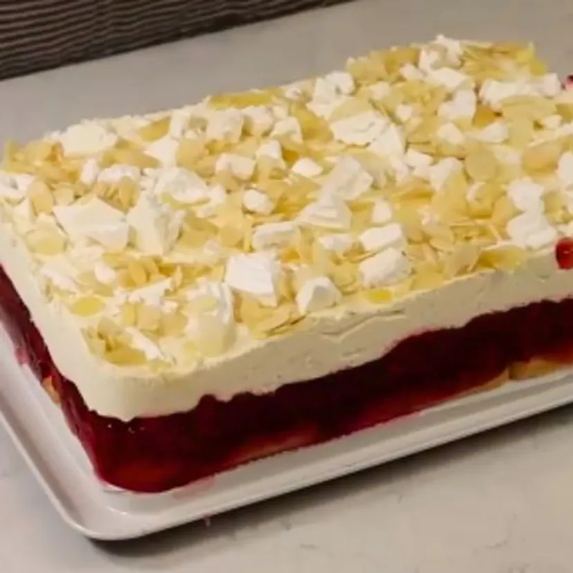Swoją malinową chmurkę robię bez pieczenia. W sezonie na świeże owoce smakuje najlepiej