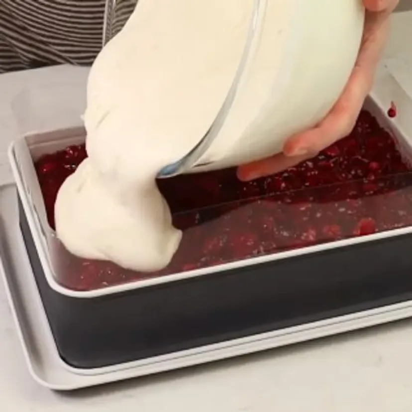 Swoją malinową chmurkę robię bez pieczenia. W sezonie na świeże owoce smakuje najlepiej
