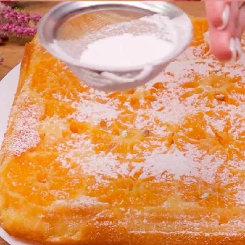 Obieram pomarańcze, układam w foremce i zalewam ciastem. Ten deser smakuje bosko, robię go w 10 minut