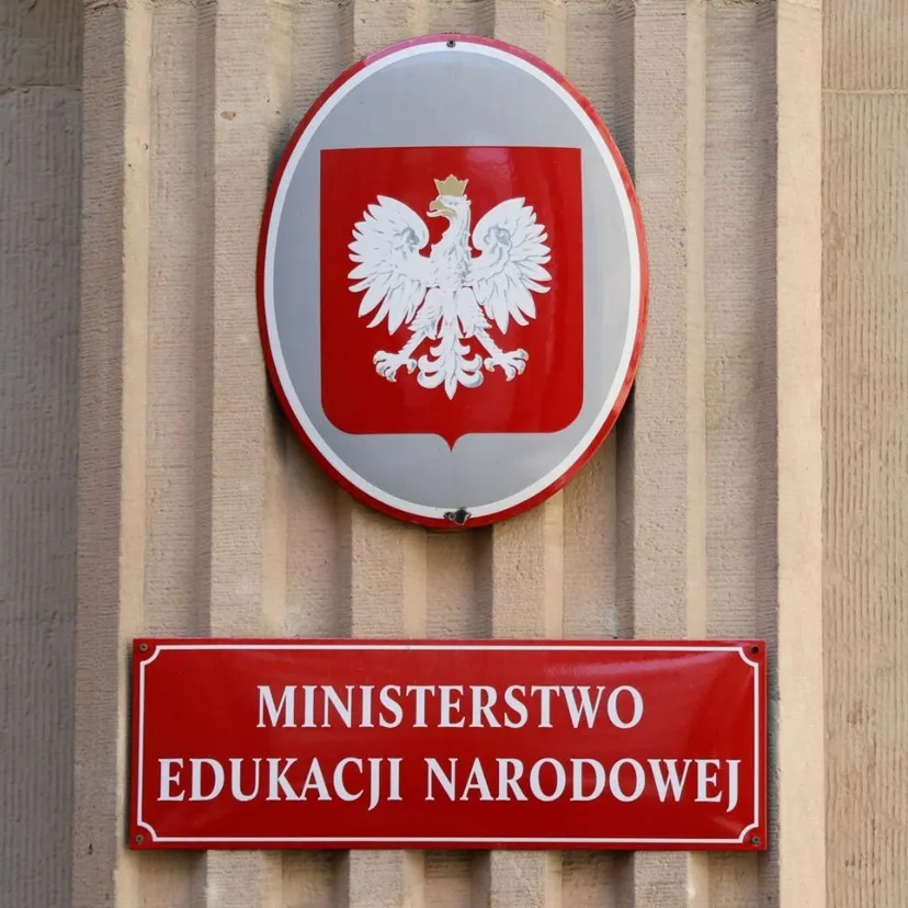 Nowe zasady w szkołach od 1 września. MEN bierze się za oceny i prace domowe