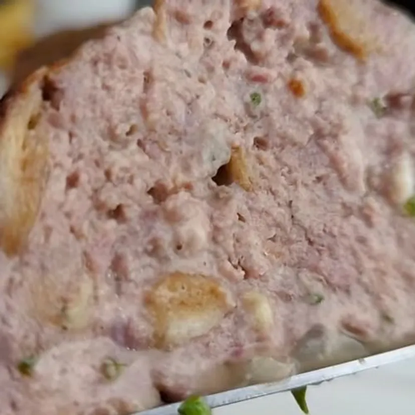 Siekam kapustę, kładę mięso mielone i ziemniaki. Moja rodzina ciągle prosi mnie o ten obiad