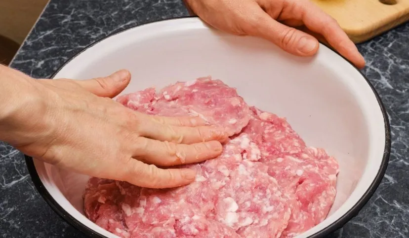 Zapomnij o suchym mięsie. Te 3 składniki dadzą idealnie puszyste kotlety mielone