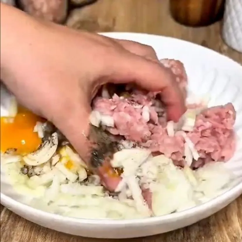 Weź wafle i rozsmaruj na nich mięso mielone. Przepis na medal