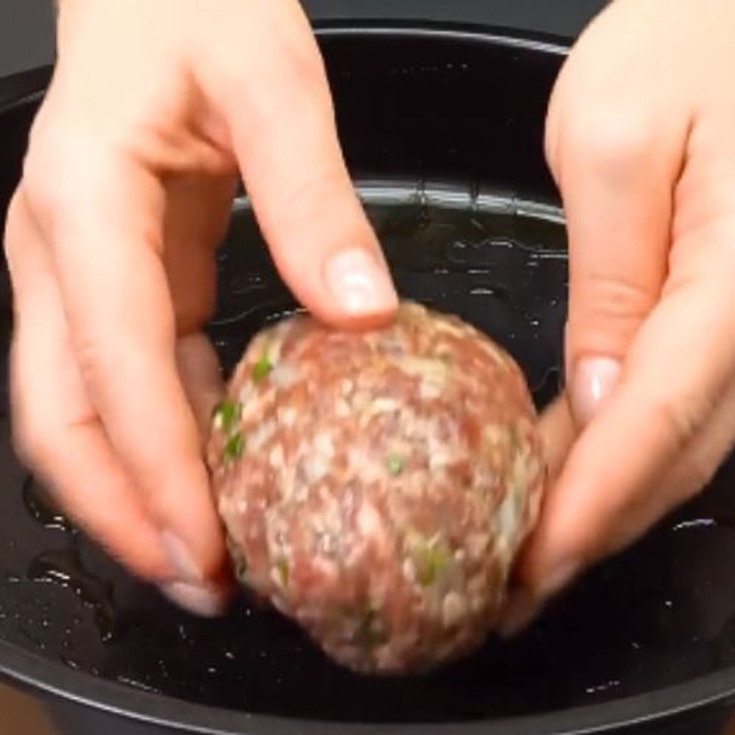 Gotuję ziemniaki i owijam mięsem mielonym. Przy tym wszystkie kotlety mogą się schować