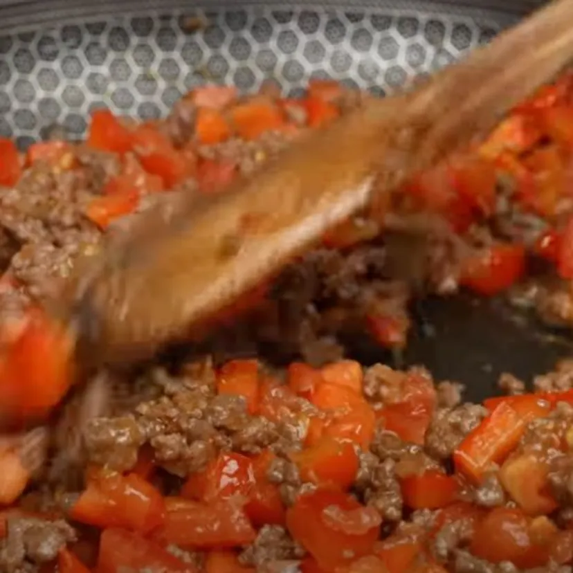 Kładę mięso na ziemniaczane puree i wrzucam do piekarnika. To najlepszy obiad, jaki ostatnio jadłem
